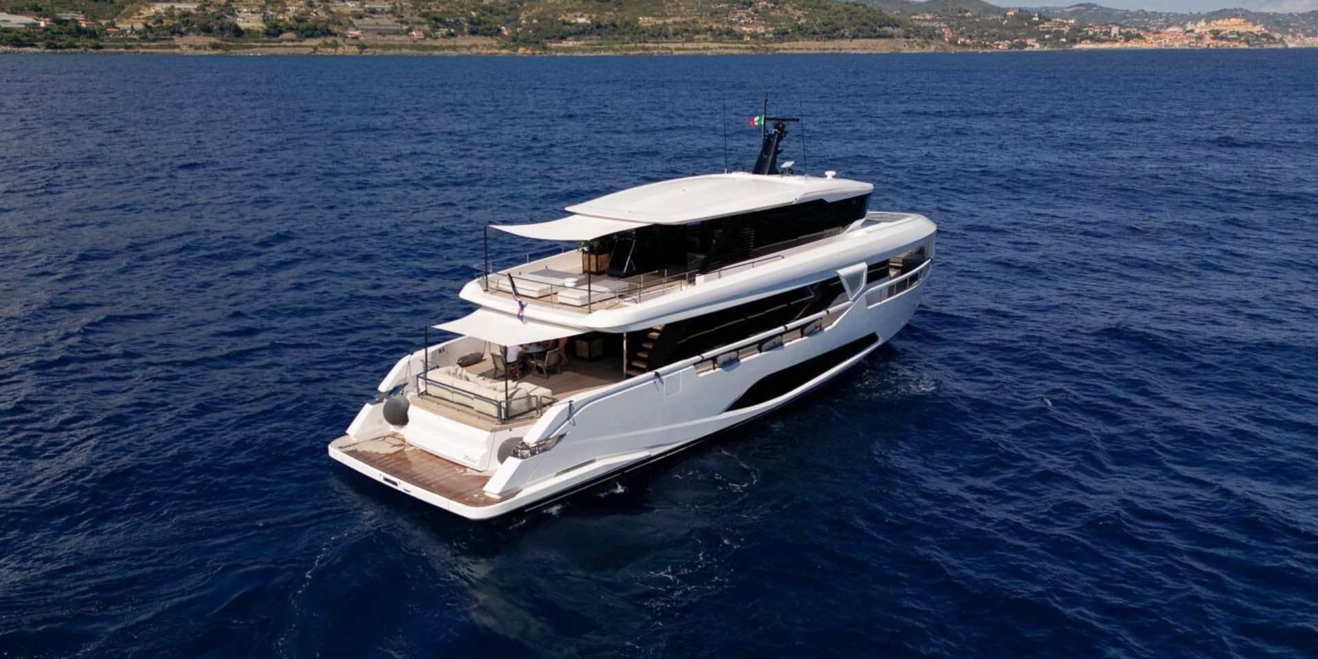 Ferretti Yachts Infynito 90, Ferretti Infynito 90