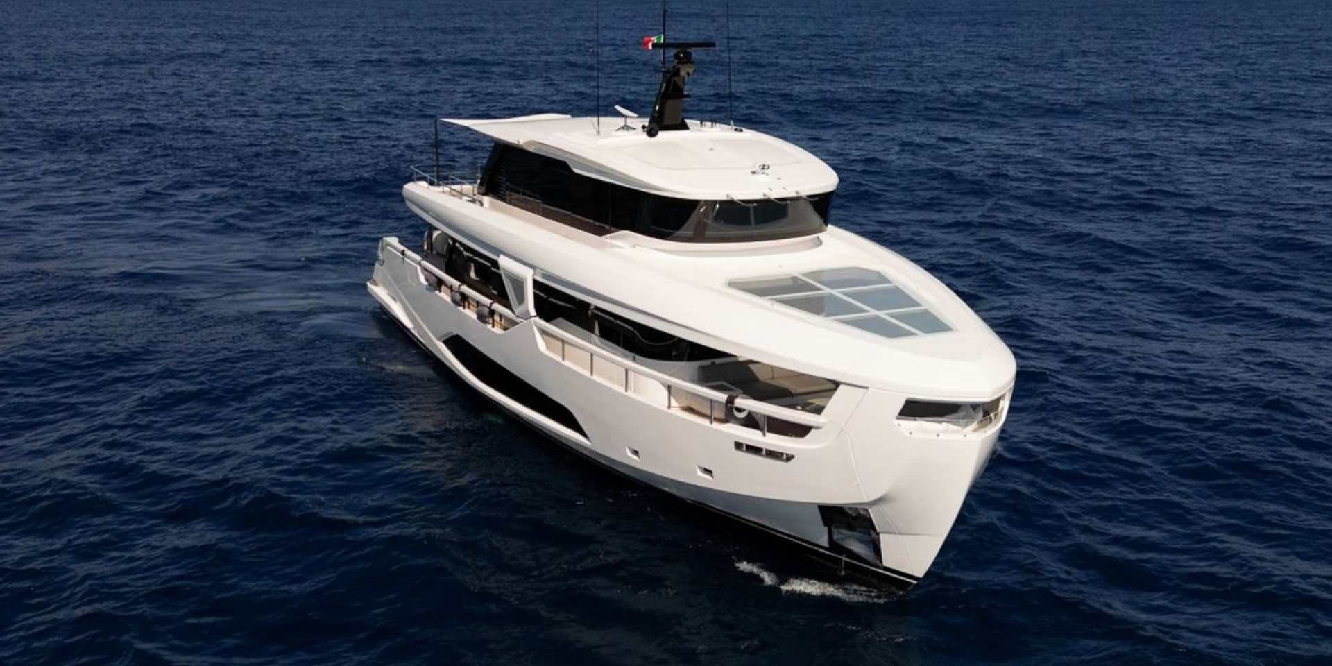 Ferretti Infynito 90, photograph 2