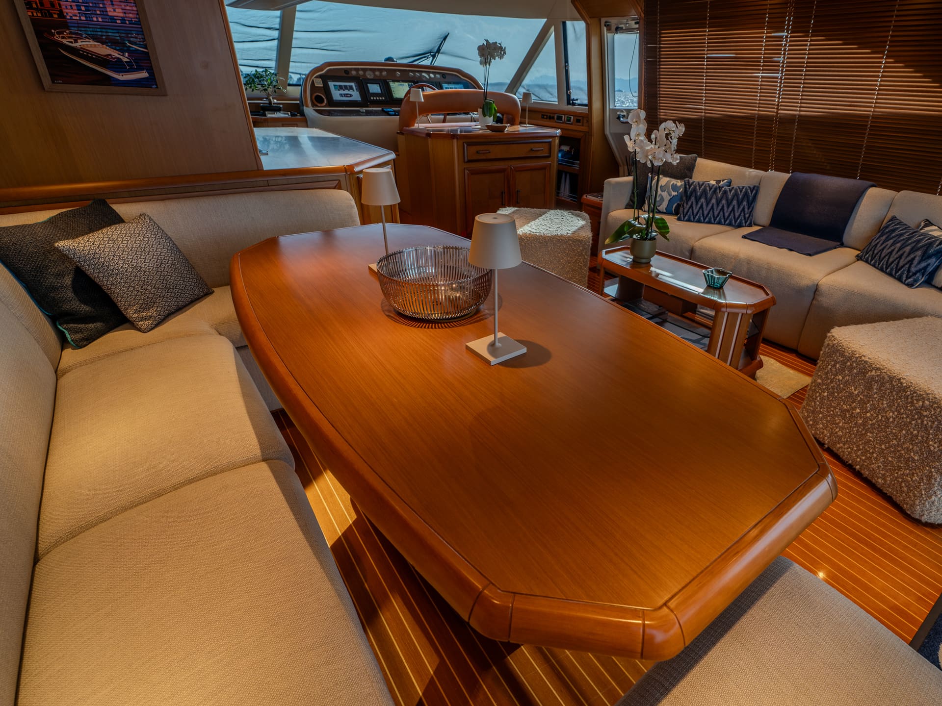 Mochi Craft Dolphin 74 Contango, salon dining table looking forward