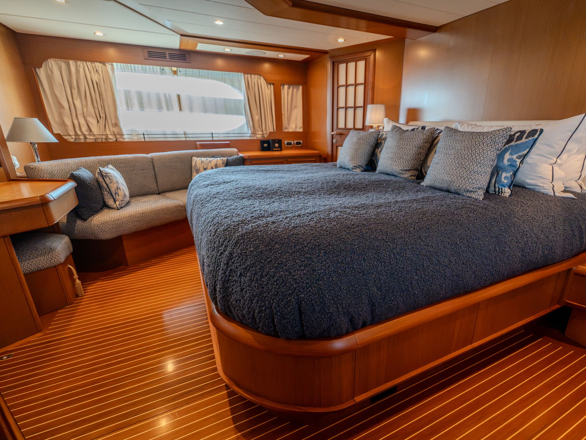 Mochi Craft Dolphin 74 Contango, master stateroom bed and settee under the hull window
