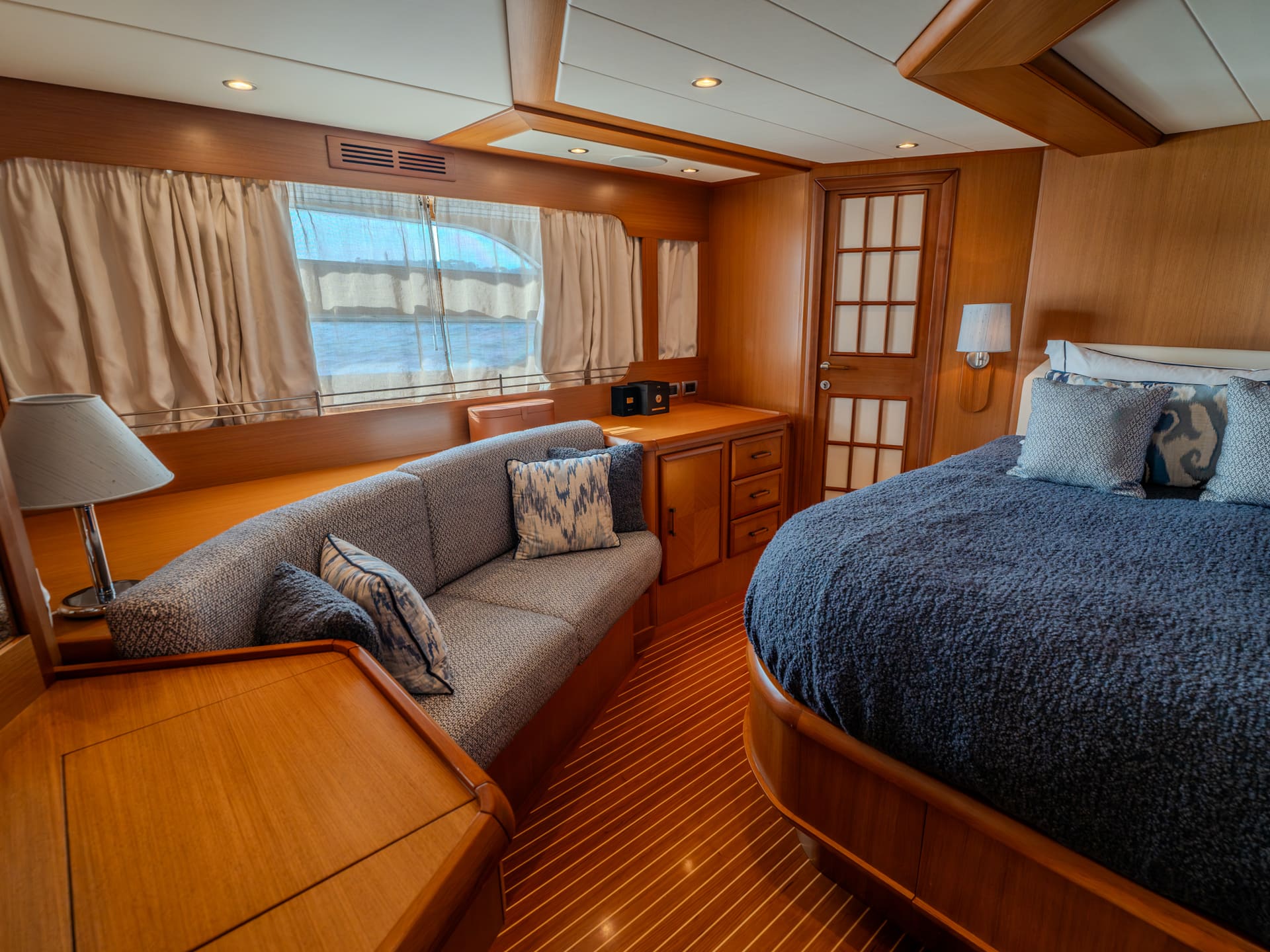 Mochi Craft Dolphin 74 Contango, master stateroom settee and vanity