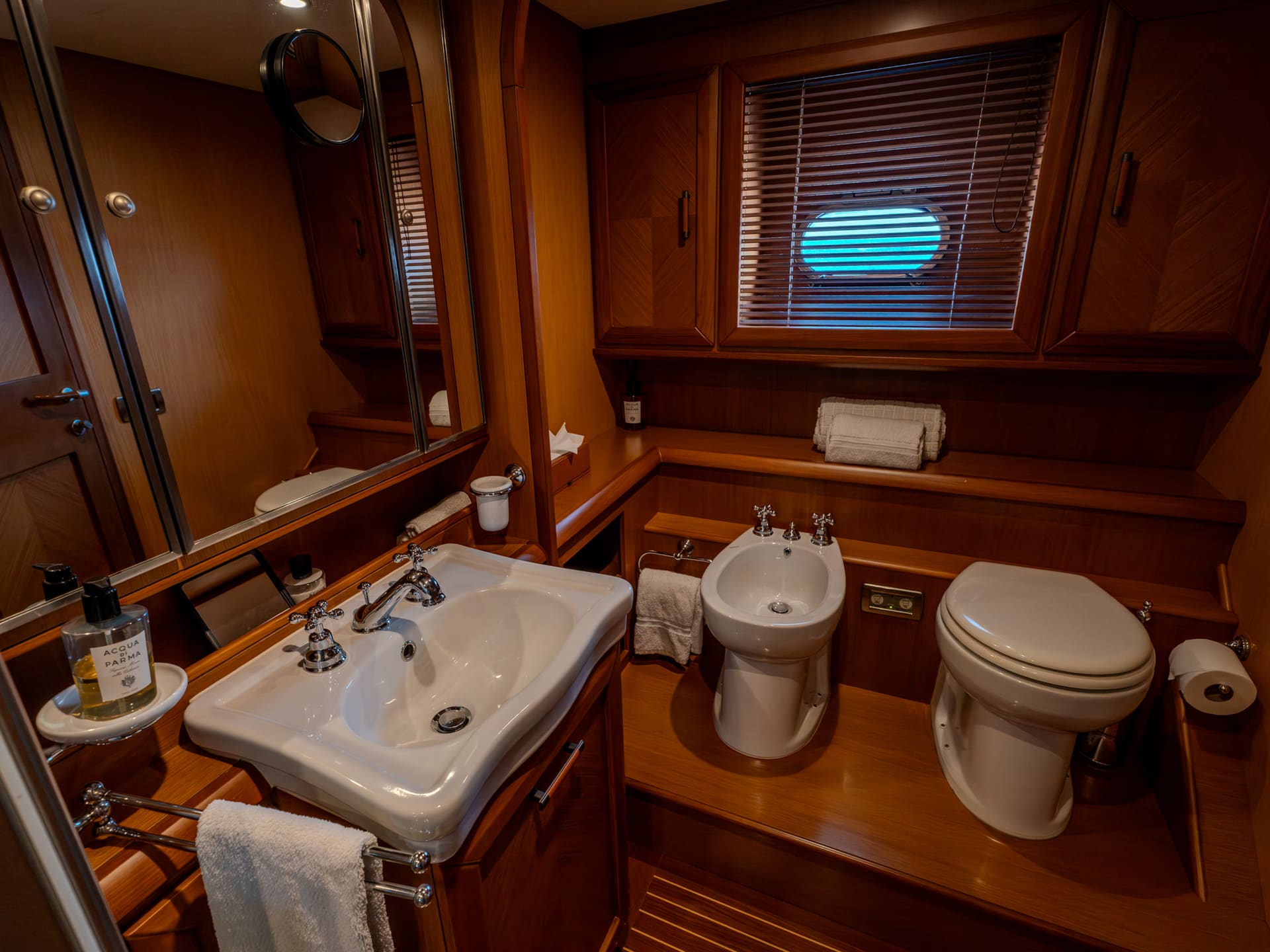 Mochi Craft Dolphin 74 Contango, en-suite with basin, bidet and WC