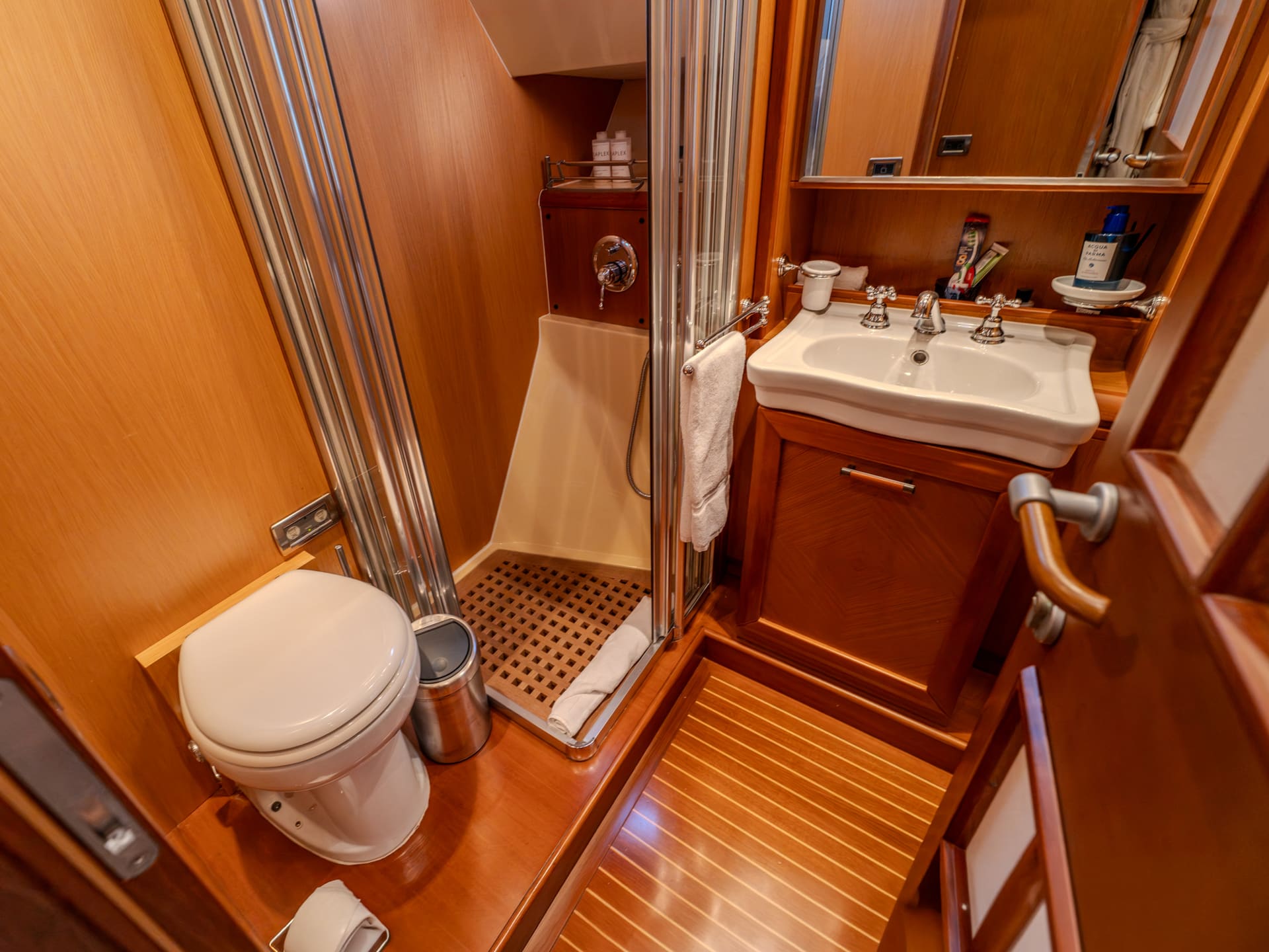 Mochi Craft Dolphin 74 Contango, guest en-suite with a glazed shower