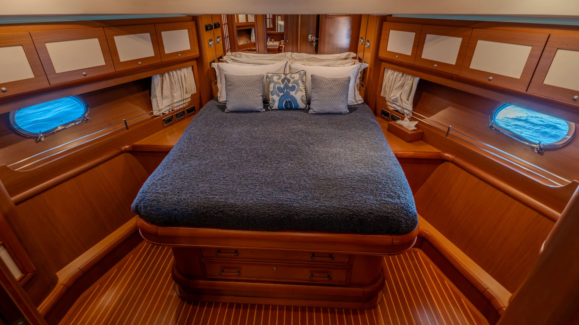 Mochi Craft Dolphin 74 Contango, forward VIP stateroom with a centreline berth