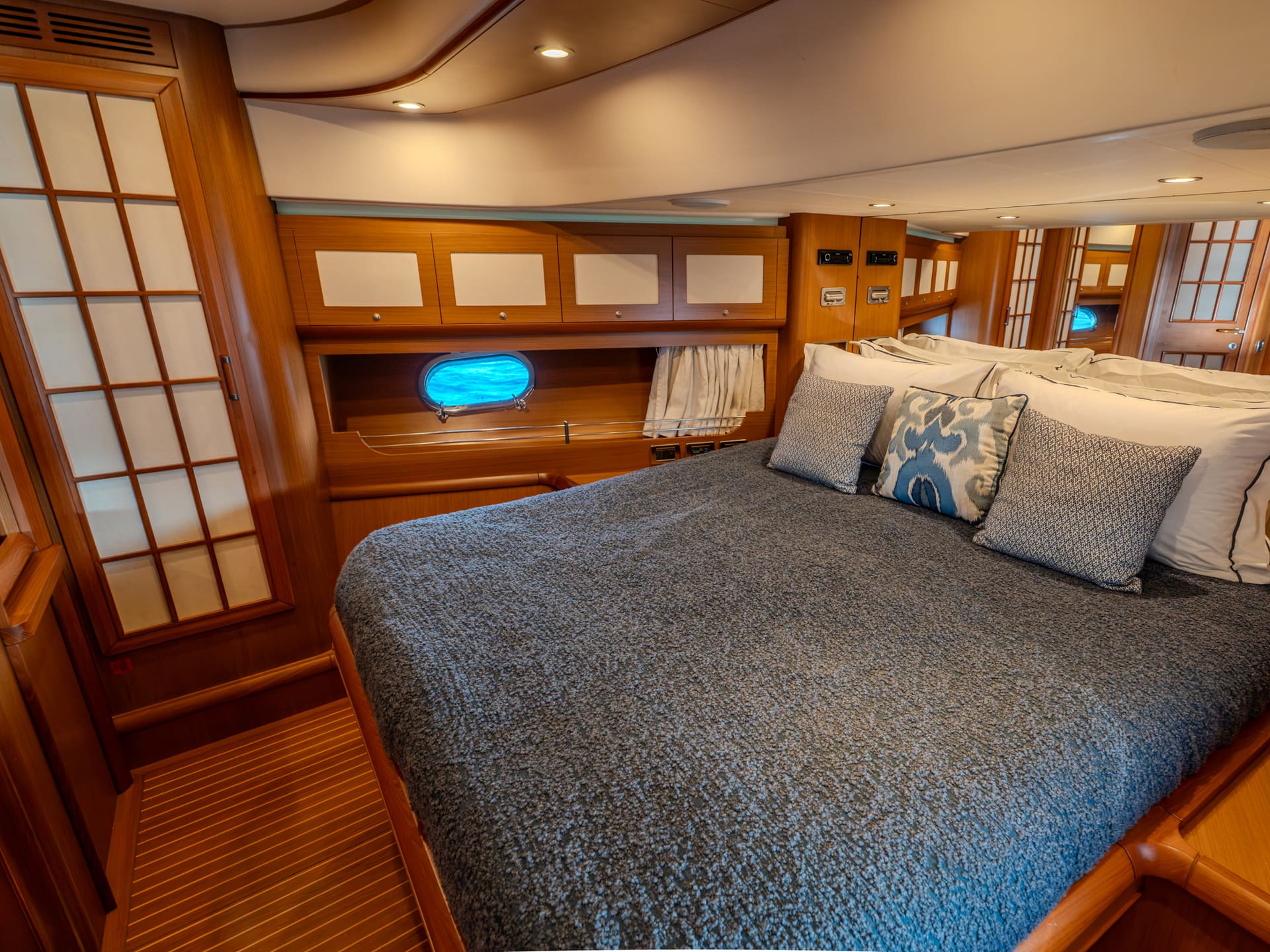 Mochi Craft Dolphin 74 Contango, VIP berth between the portholes
