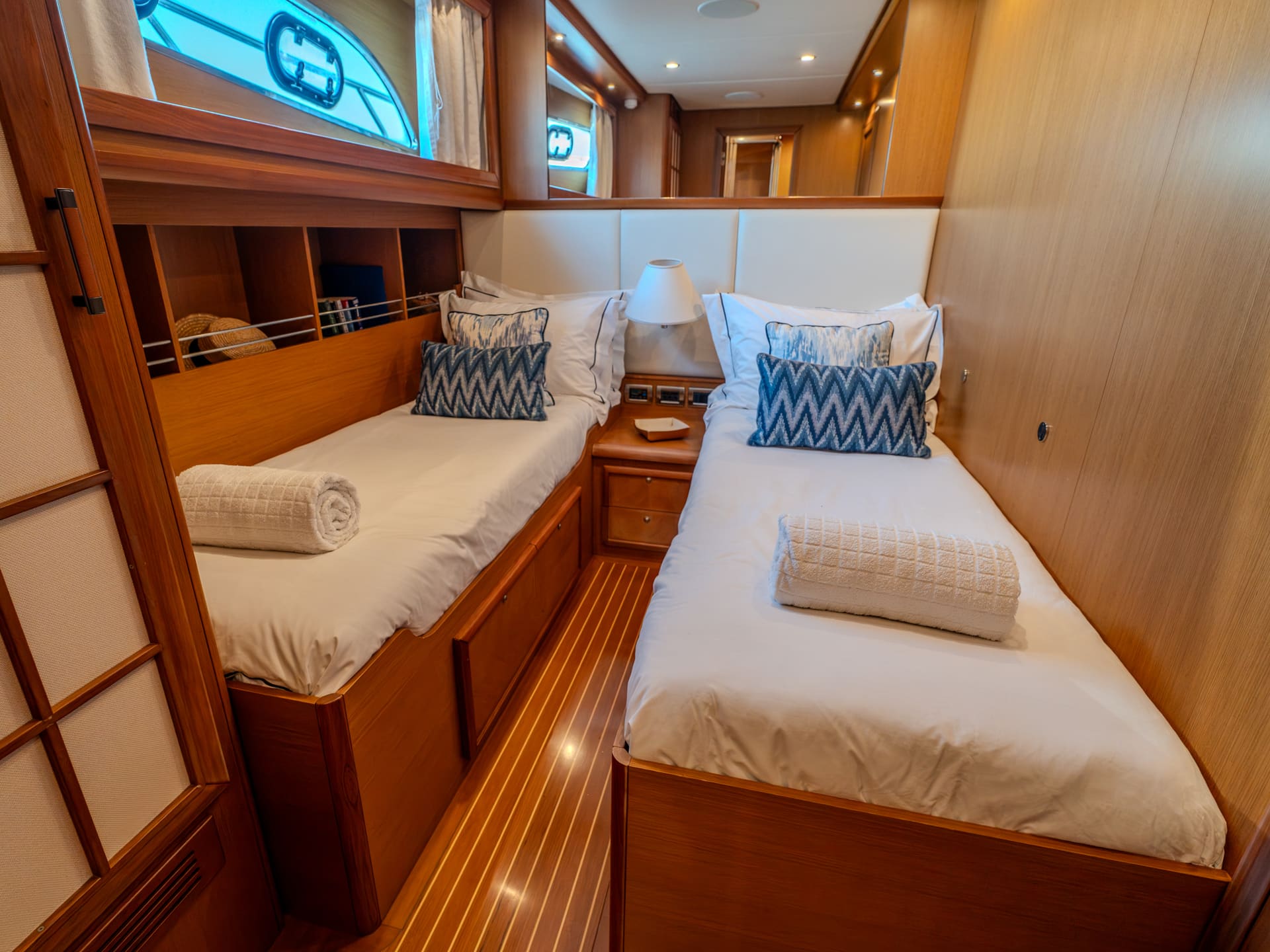 Mochi Craft Dolphin 74 Contango, twin guest cabin