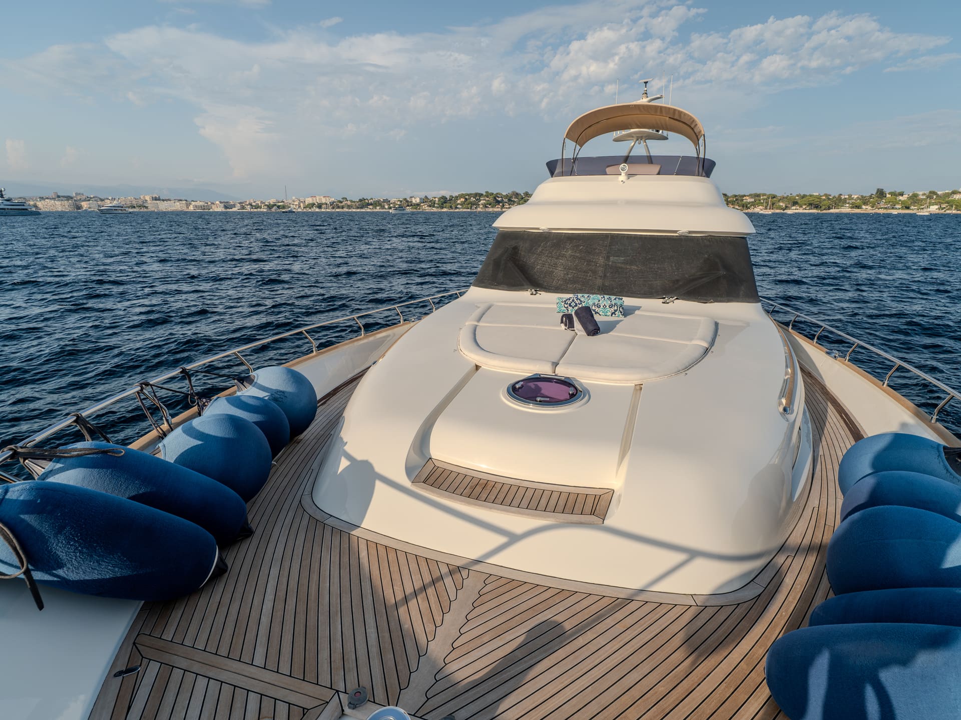 Mochi Craft Dolphin 74 Contango, foredeck sunpad and bow