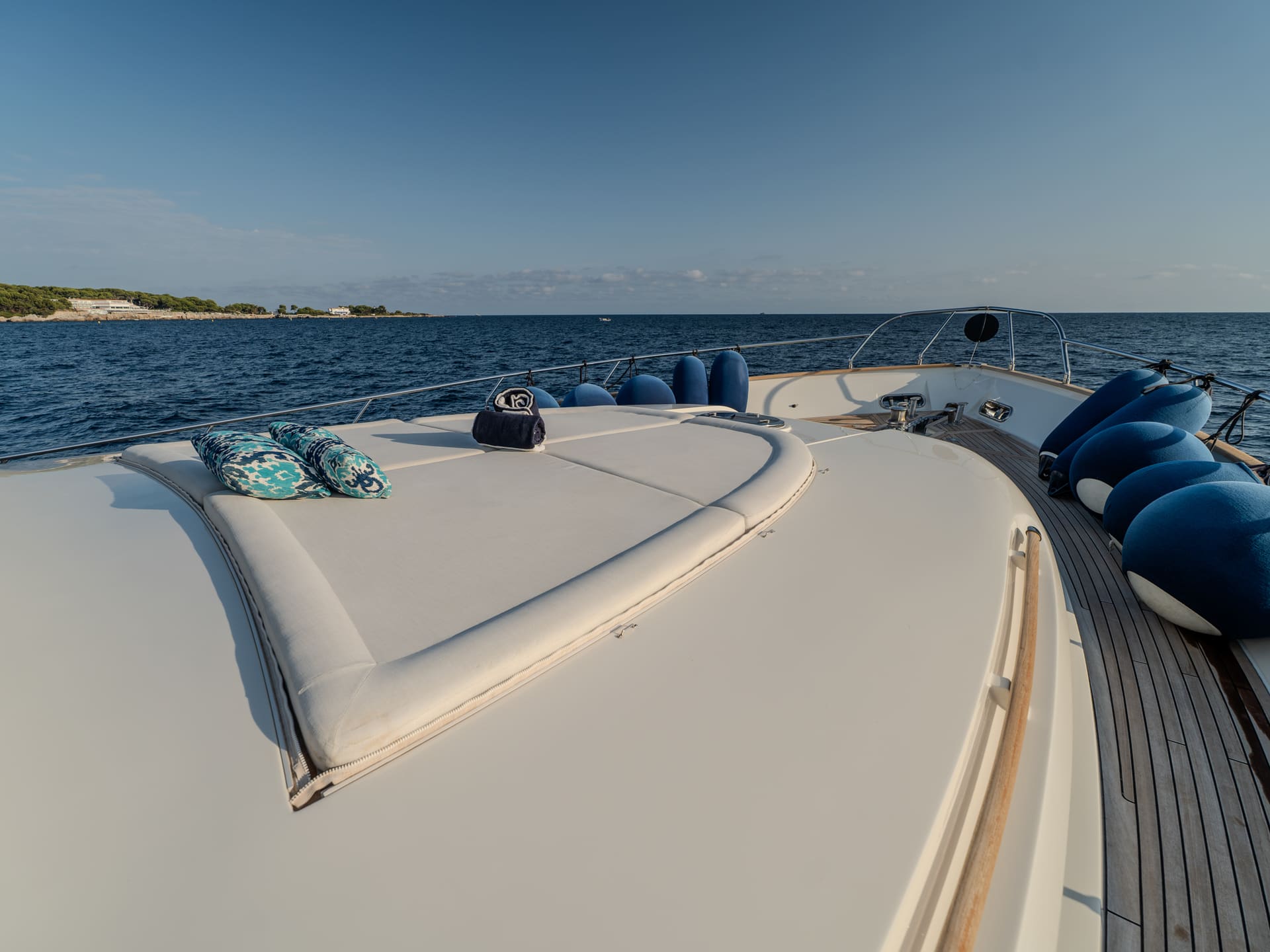 Mochi Craft Dolphin 74 Contango, foredeck sunpad looking forward